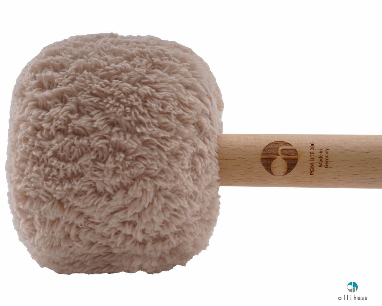 Detailansicht des beigen Flauschkopfs des Profi Gong Mallet lite 200 mit Branding auf dem Holzgriff
