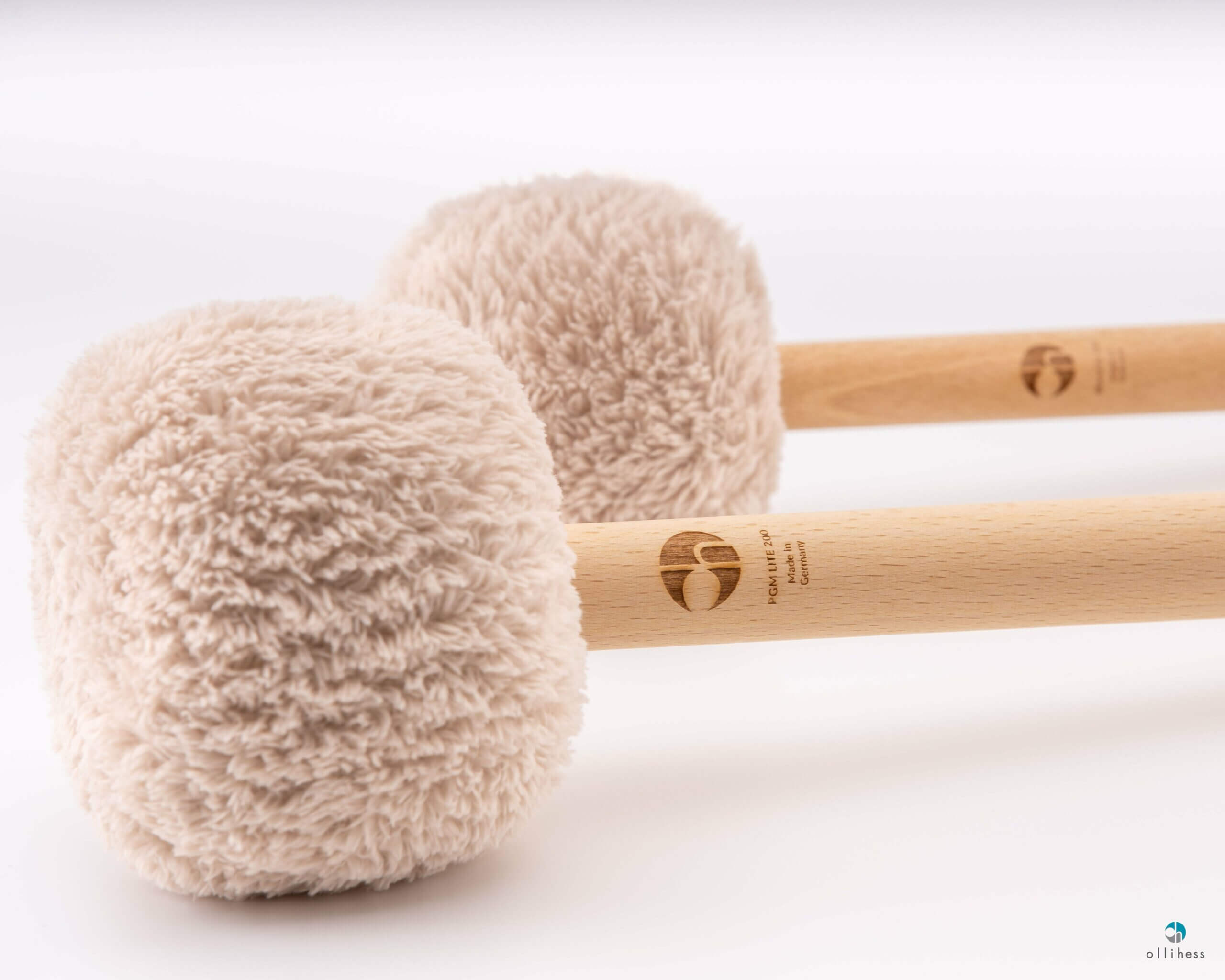 Zwei Profi Gong Mallets lite 200 mit beigen Flauschköpfen und Buchenholzgriffen nebeneinander