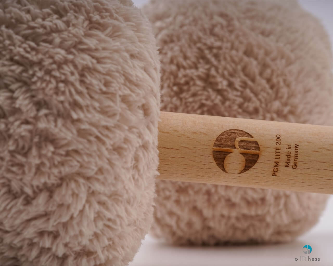 Nahaufnahme des Buchenholzgriffs mit ollihess Logo am Profi Gong Mallet lite 200