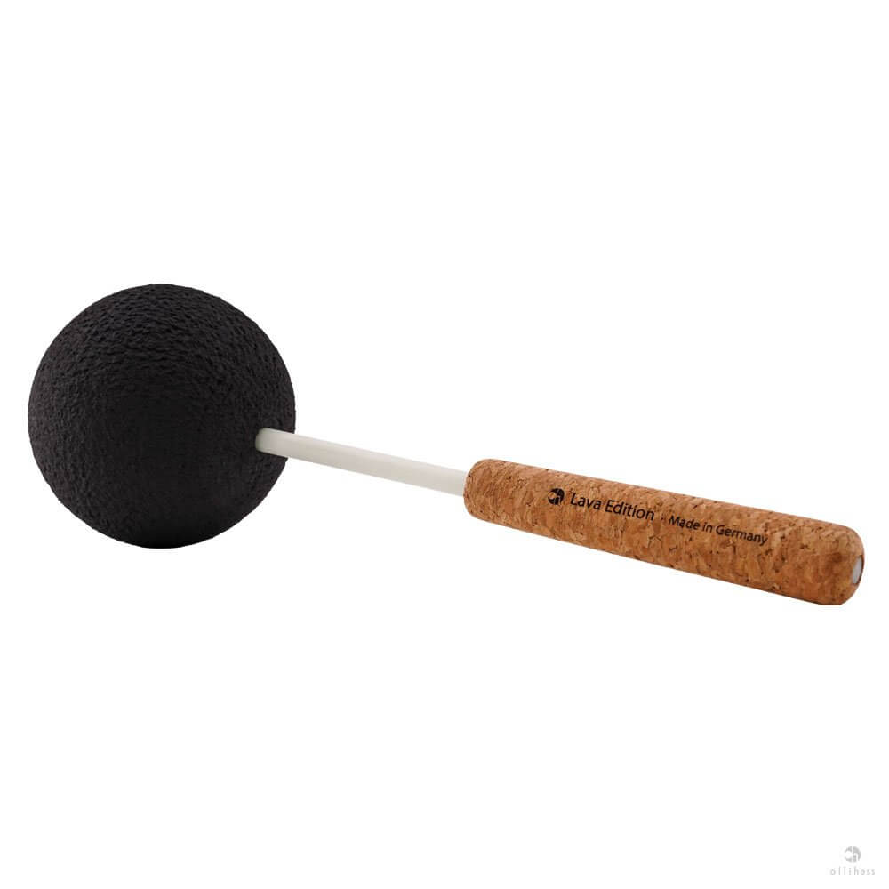 Side view of the friction mallet Edition 70mm, featuring the rough surface of the black lava ball and a cork handle with a printed design