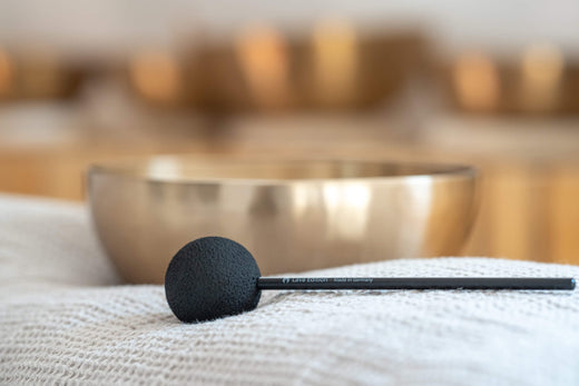 Using a singing bowl: how to use mallets and friction mallet correctly