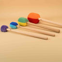 Chakra Gong Mallets in Regenbogenfarben: vier Schlägel mit violettem, blauem, grünem und orangem Kopf