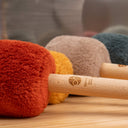Profi Gong Mallets von ollihess mit farbigen Fleeceköpfen und Holzgriffen auf heller Holzfläche