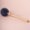 Profi Gong Mallet der soft line mit graublauem, flauschigem Kopf und Buchenholzgriff auf Rosa