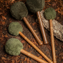 ollihess Mallet-Set mit sechs moosgrünen Schlägeln in verschiedenen Größen auf Waldboden