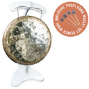 ollihess Gong Sadja 36 Zoll am weißen Ständer, Badge weist auf inklusives Profi Gong Mallet Set hin
