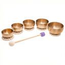 Sound Bath Bowls Set mit fünf goldenen Klangschalen auf Filzringen und einem Filzschlägel