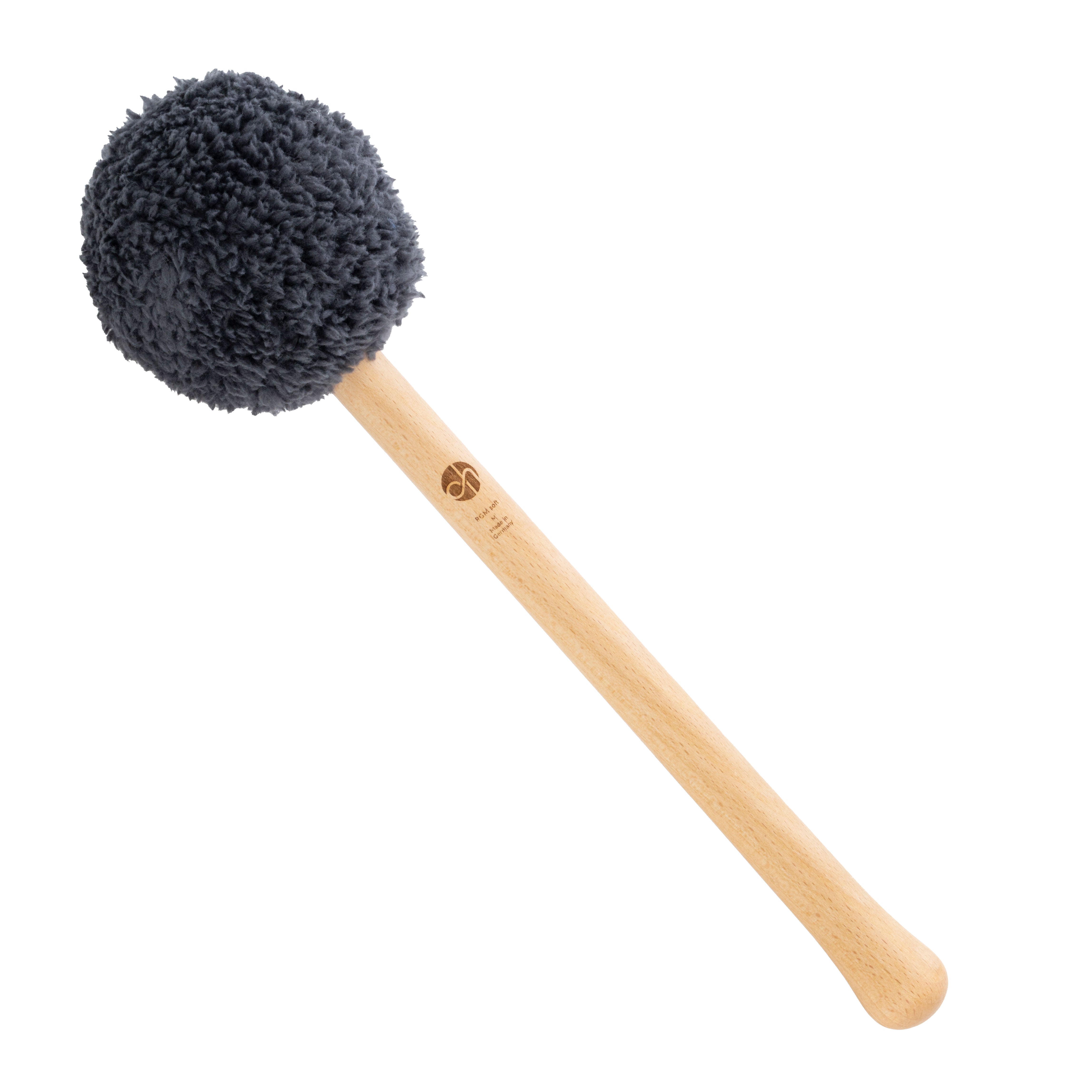 Profi Gong Mallet soft line in Schrägansicht, dunkelgrauer weicher Flauschkopf auf hellem Holzgriff #Länge_ML